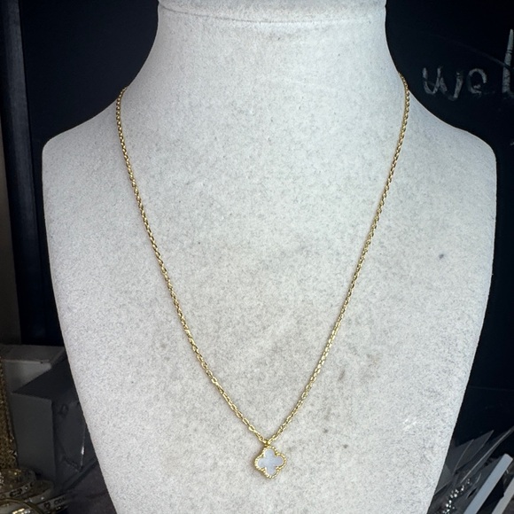 Ellarinn Jewelry - Clover Mother of pearl Necklace